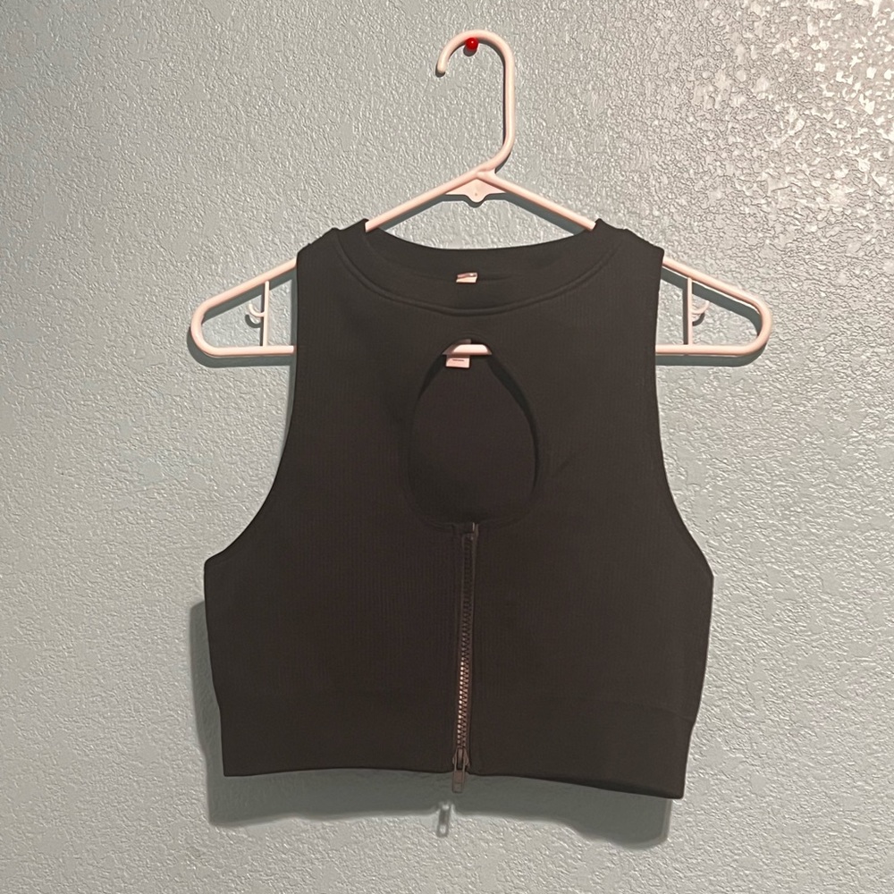 Fashion nova sports bra super stretchy and flattering size Xl